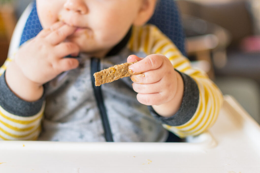 Dijete koje jede BLW metodom