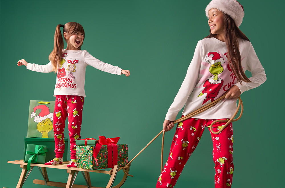 Djevojčice se igraju u Grinchovim pidžamama
