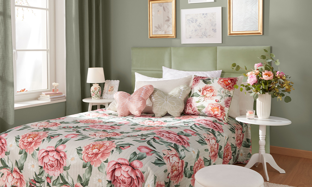 spavaća soba ukrašena dodacima s motivom božura