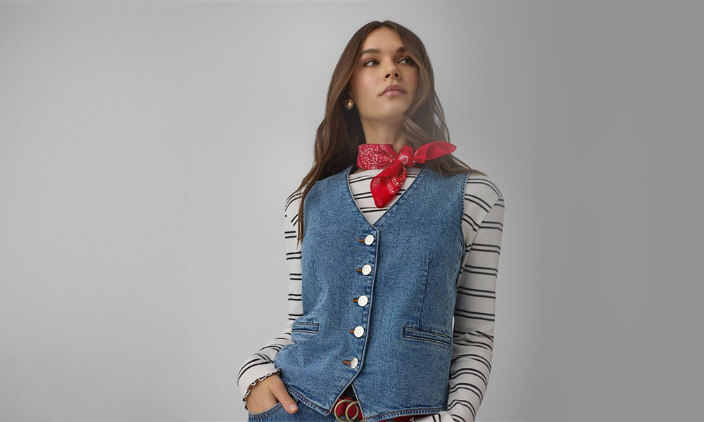 Žena u plavoj teksas prsluku i crvenoj bandani oko vrata.